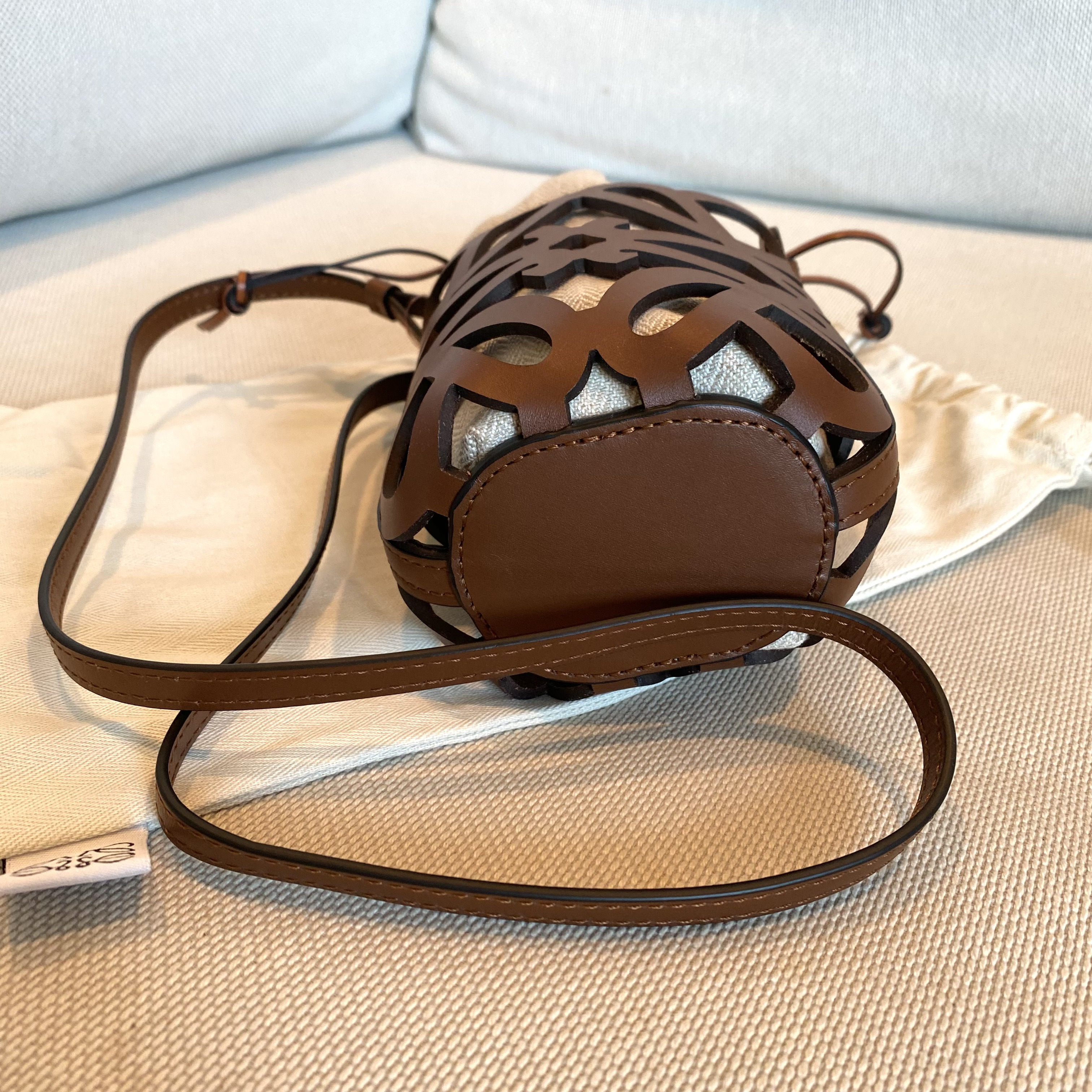 最旬♪LOEWE アナグラムカットアウト ポケット
