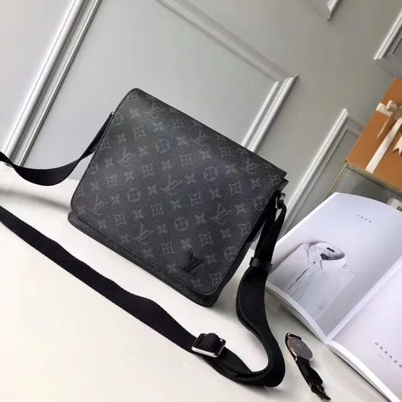 LOUIS VUITTON メンズショルダーバッグ M44001