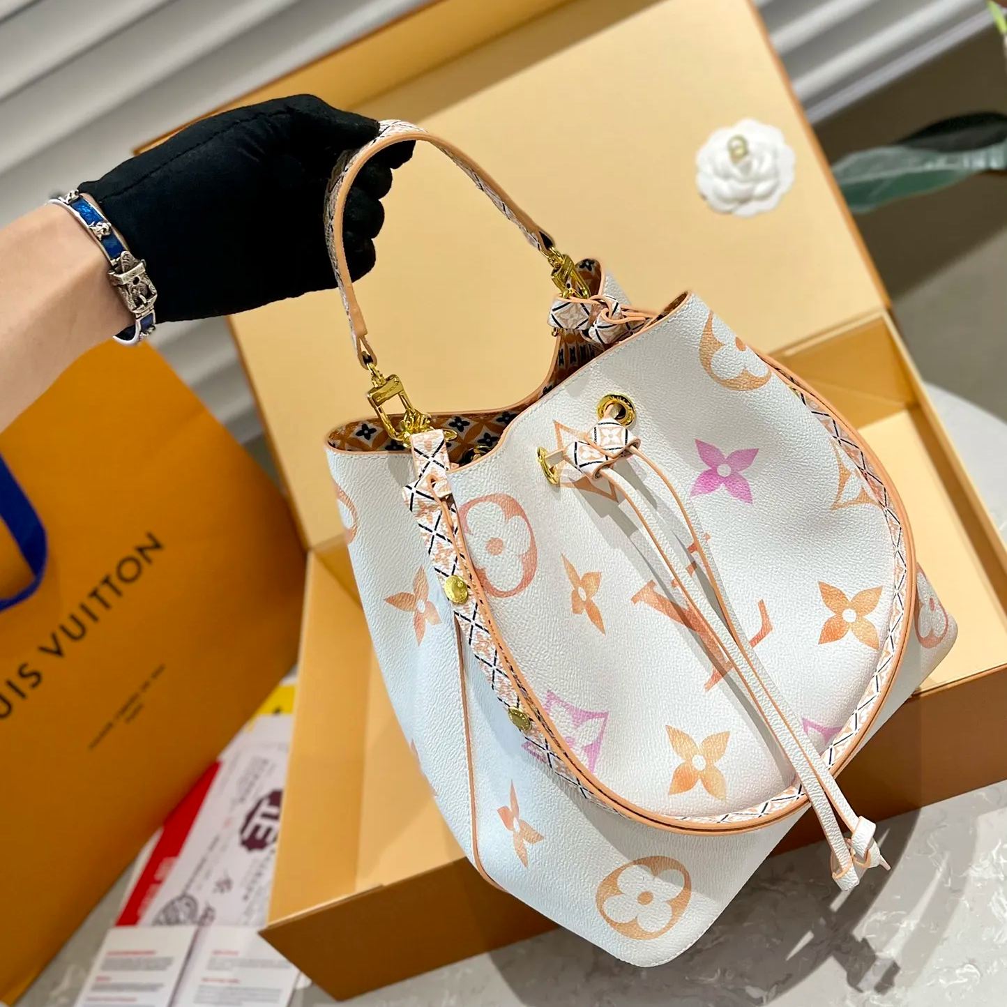 Louis Vuitton 夏限定絶品グラデーションバケットNEONOE シャンパンバケットシリーズ