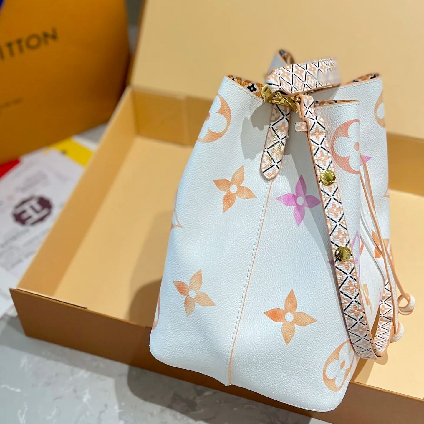 Louis Vuitton 夏限定絶品グラデーションバケットNEONOE シャンパンバケットシリーズ