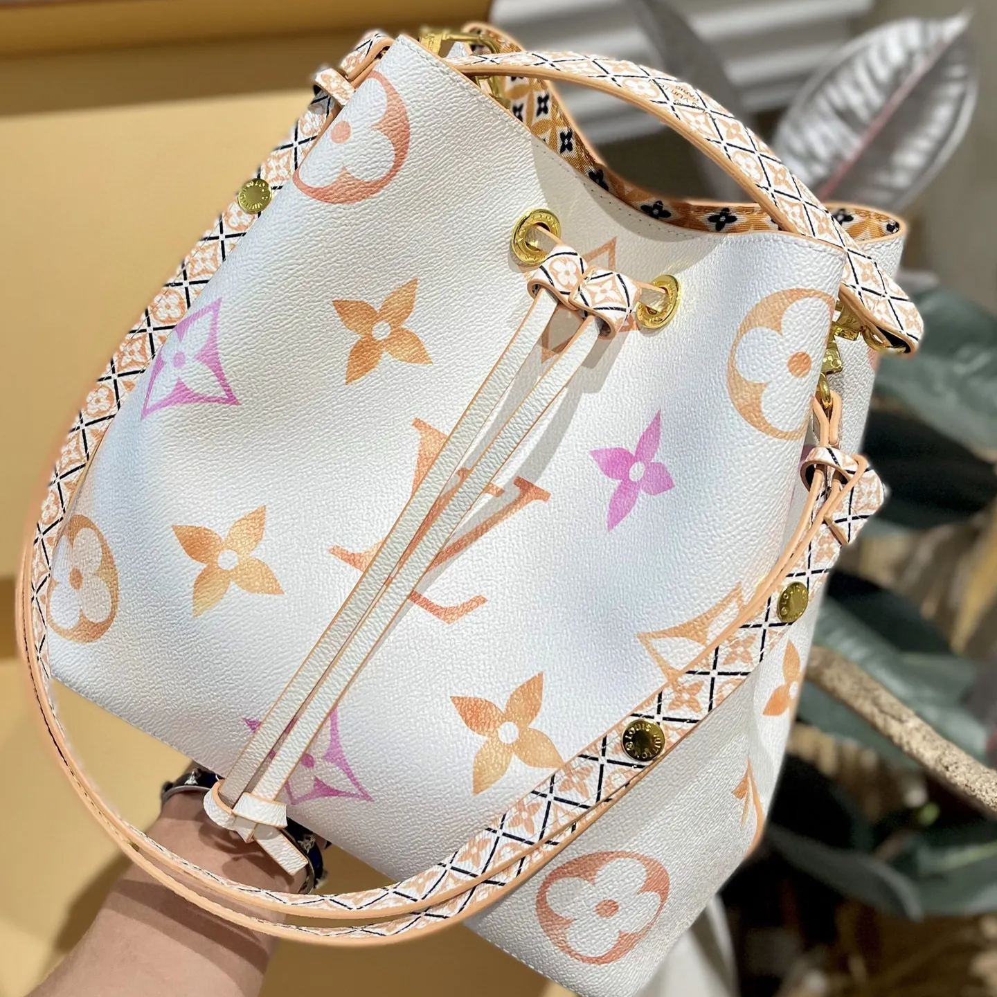 Louis Vuitton 夏限定絶品グラデーションバケットNEONOE シャンパンバケットシリーズ