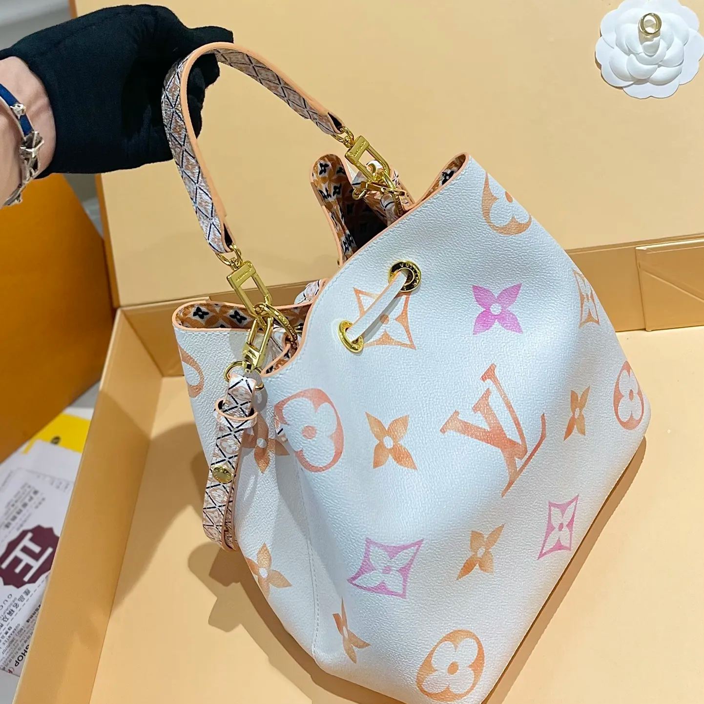 Louis Vuitton 夏限定絶品グラデーションバケットNEONOE シャンパンバケットシリーズ