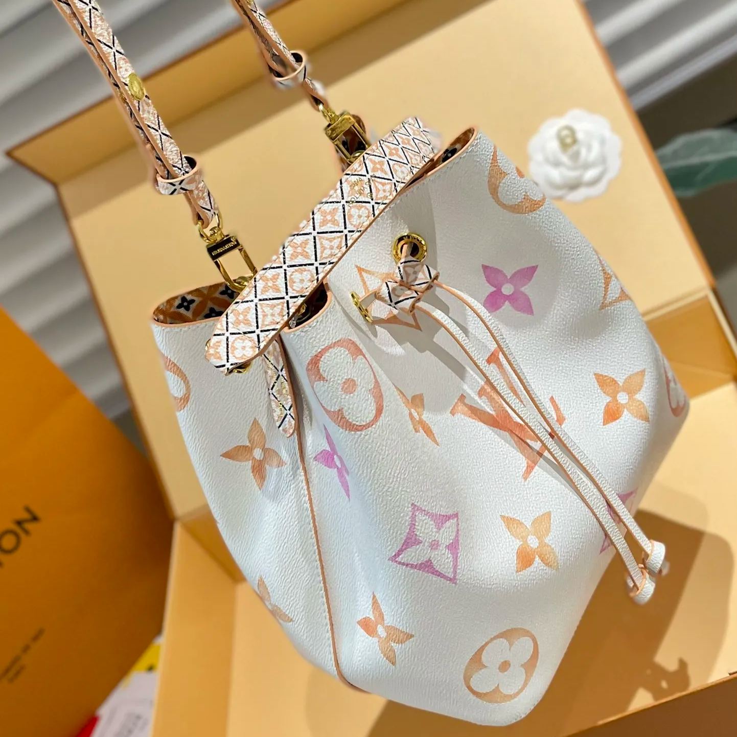 Louis Vuitton 夏限定絶品グラデーションバケットNEONOE シャンパンバケットシリーズ