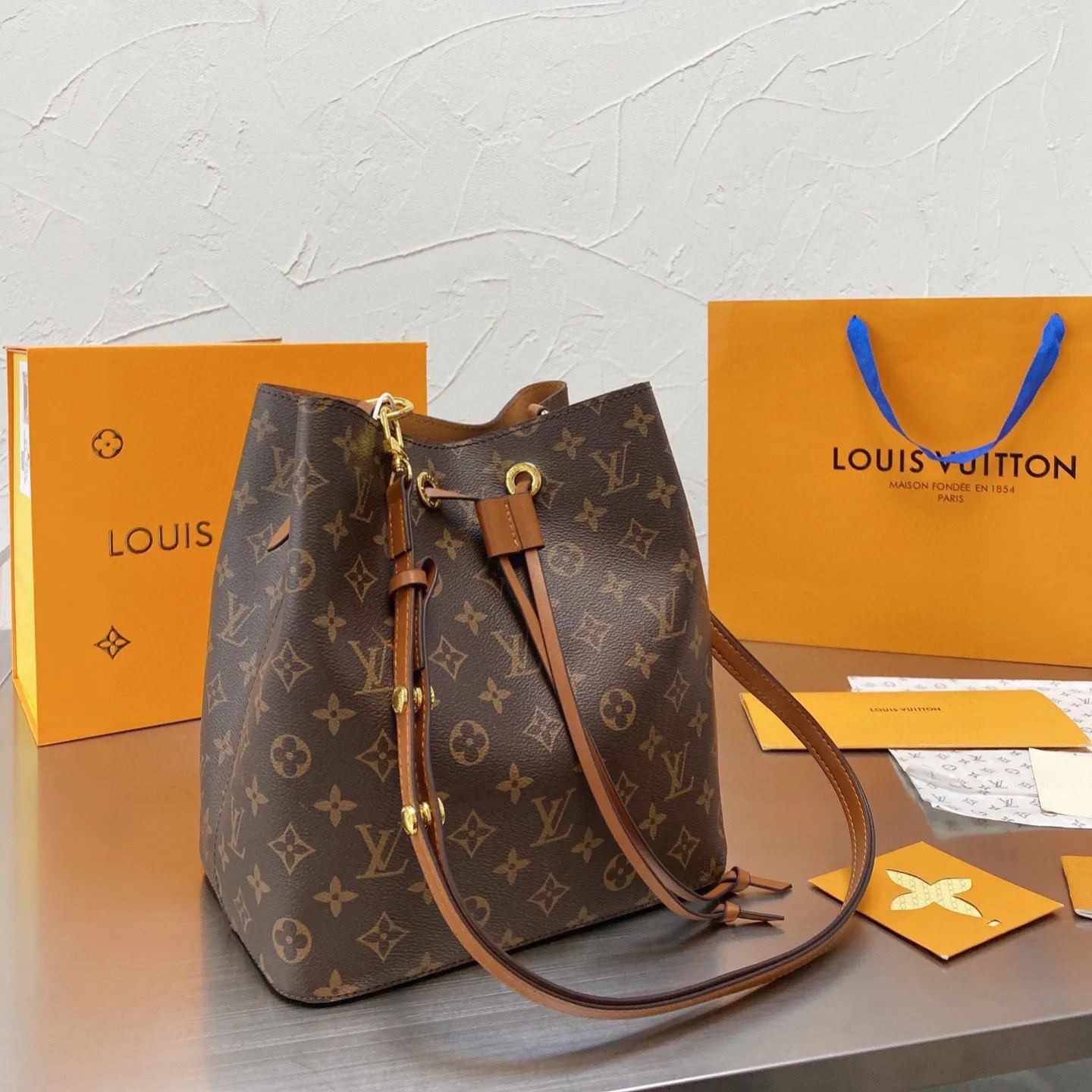 人気上昇中 Louis Vuitton  新作NEONOEひも付きバケツバッグ一肩女性用バッグ 三色