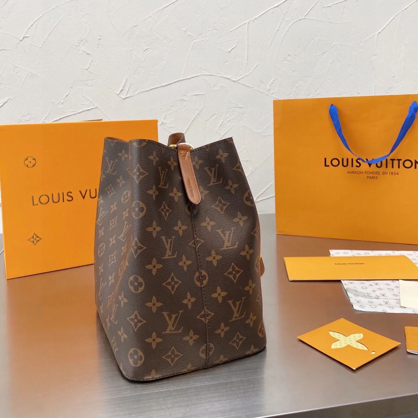 人気上昇中 Louis Vuitton  新作NEONOEひも付きバケツバッグ一肩女性用バッグ 三色