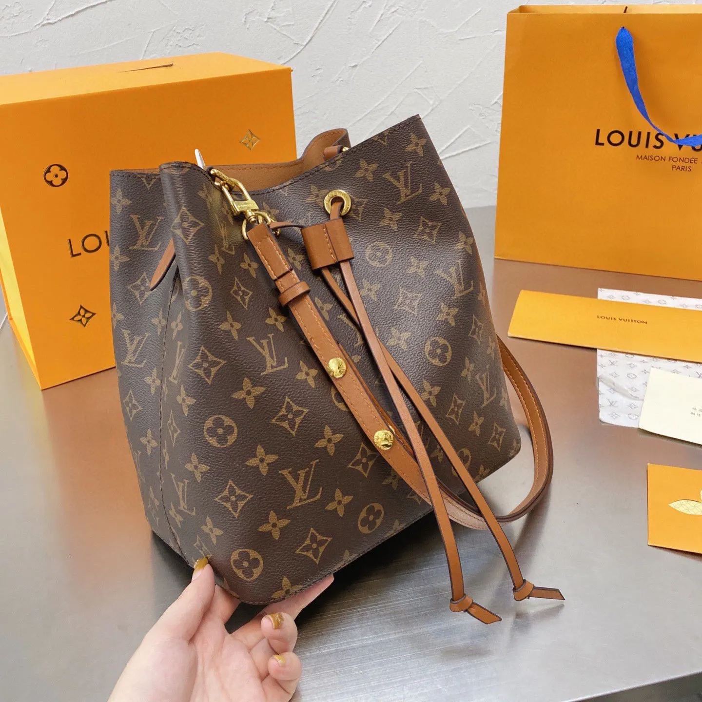 人気上昇中 Louis Vuitton  新作NEONOEひも付きバケツバッグ一肩女性用バッグ 三色