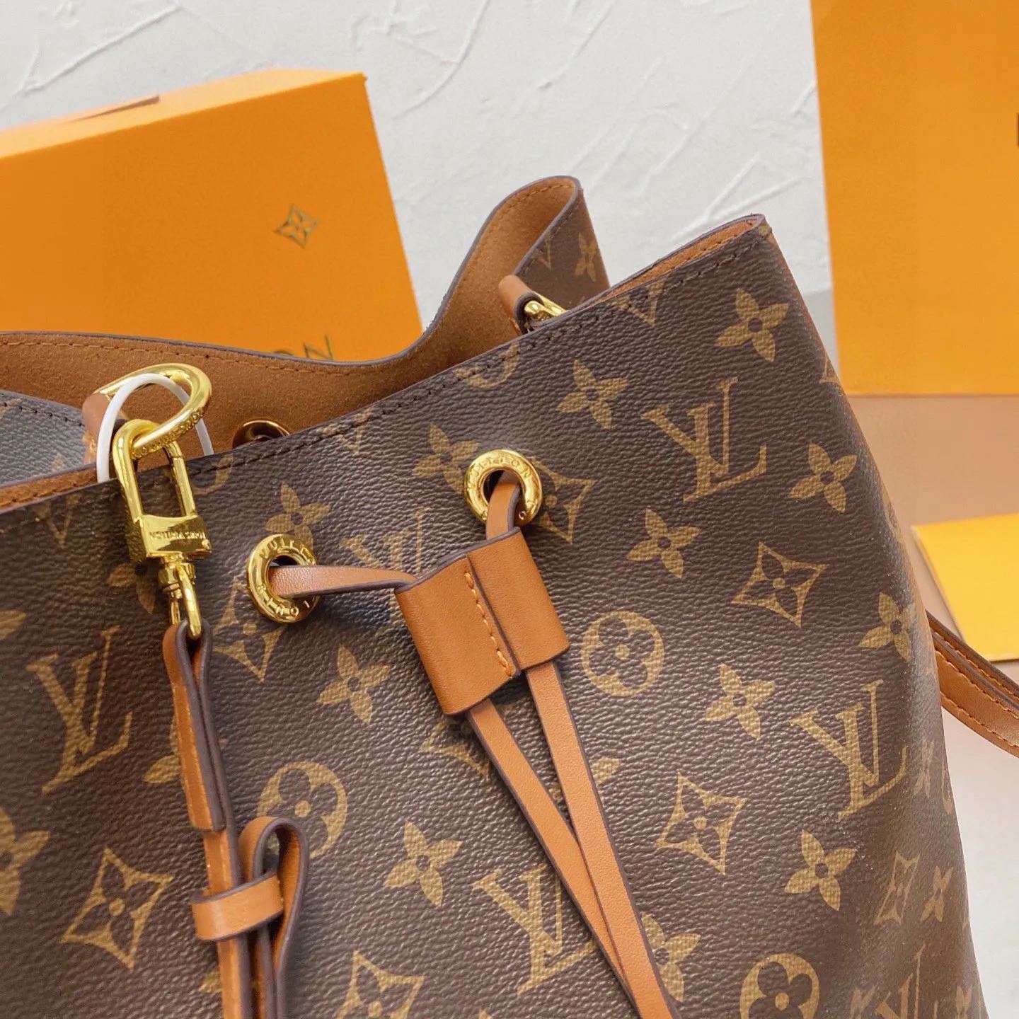 人気上昇中 Louis Vuitton  新作NEONOEひも付きバケツバッグ一肩女性用バッグ 三色