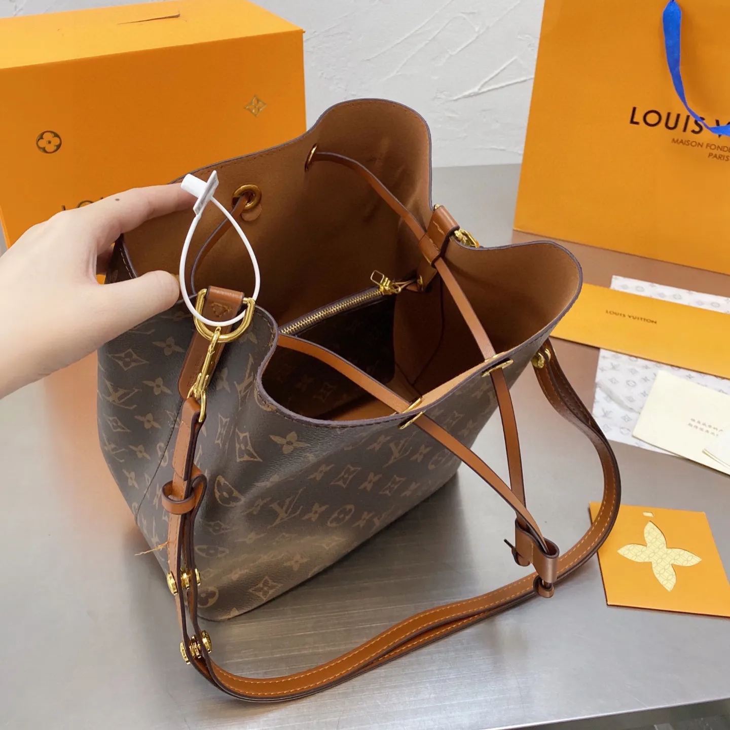 人気上昇中 Louis Vuitton  新作NEONOEひも付きバケツバッグ一肩女性用バッグ 三色