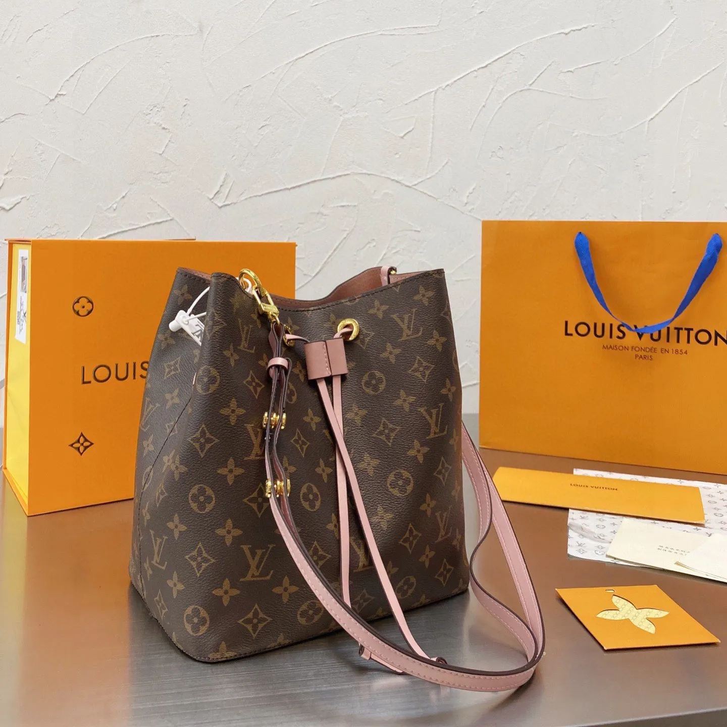 人気上昇中 Louis Vuitton  新作NEONOEひも付きバケツバッグ一肩女性用バッグ 三色