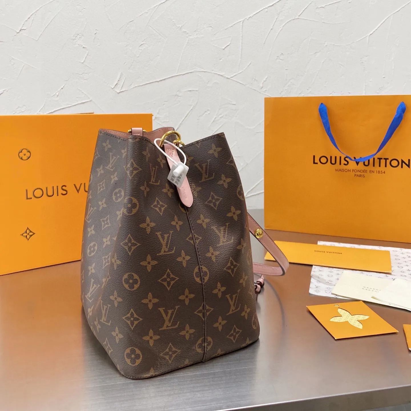 人気上昇中 Louis Vuitton  新作NEONOEひも付きバケツバッグ一肩女性用バッグ 三色
