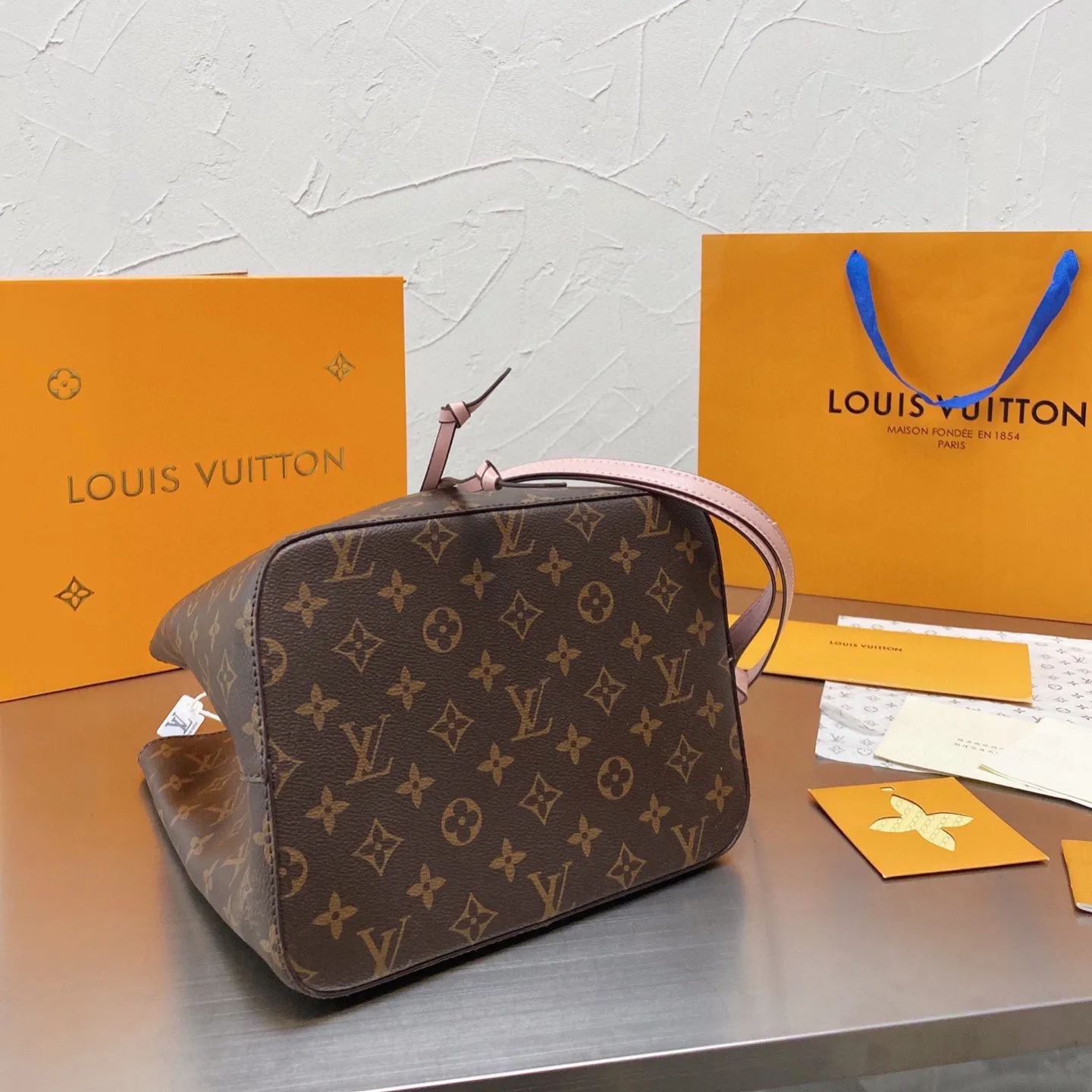 人気上昇中 Louis Vuitton  新作NEONOEひも付きバケツバッグ一肩女性用バッグ 三色