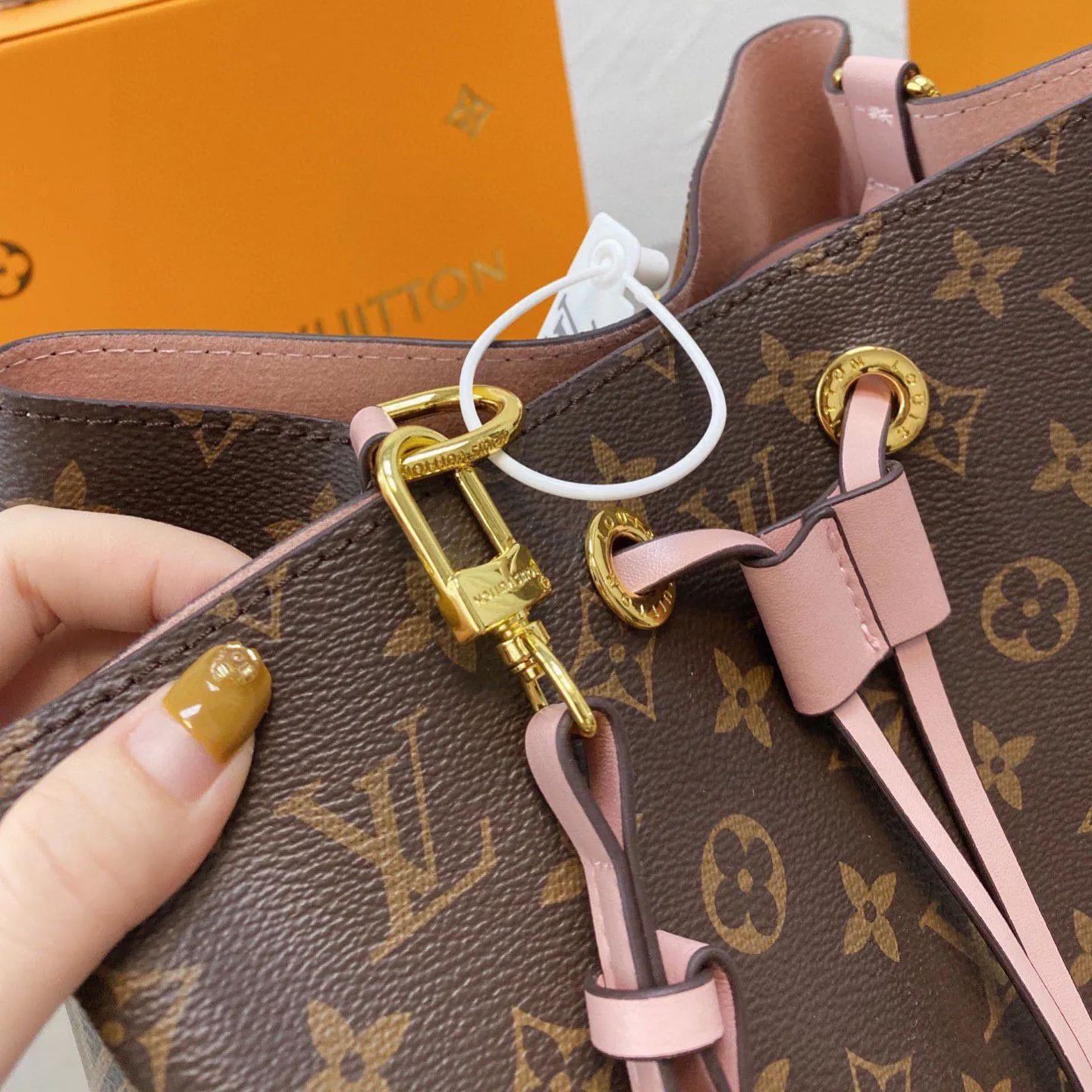 人気上昇中 Louis Vuitton  新作NEONOEひも付きバケツバッグ一肩女性用バッグ 三色