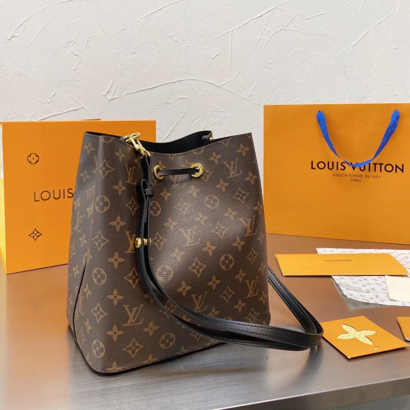 人気上昇中 Louis Vuitton  新作NEONOEひも付きバケツバッグ一肩女性用バッグ 三色