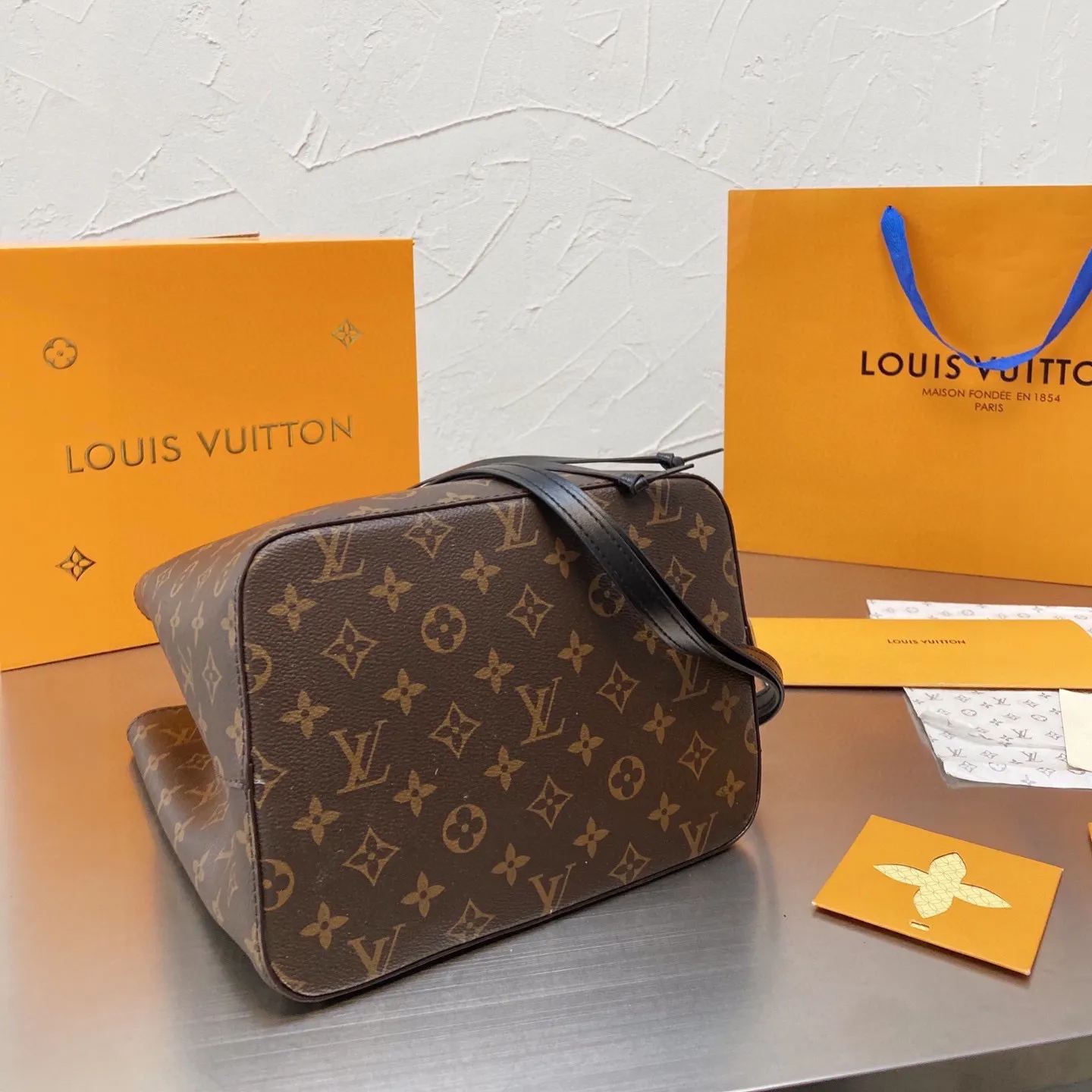 人気上昇中 Louis Vuitton  新作NEONOEひも付きバケツバッグ一肩女性用バッグ 三色