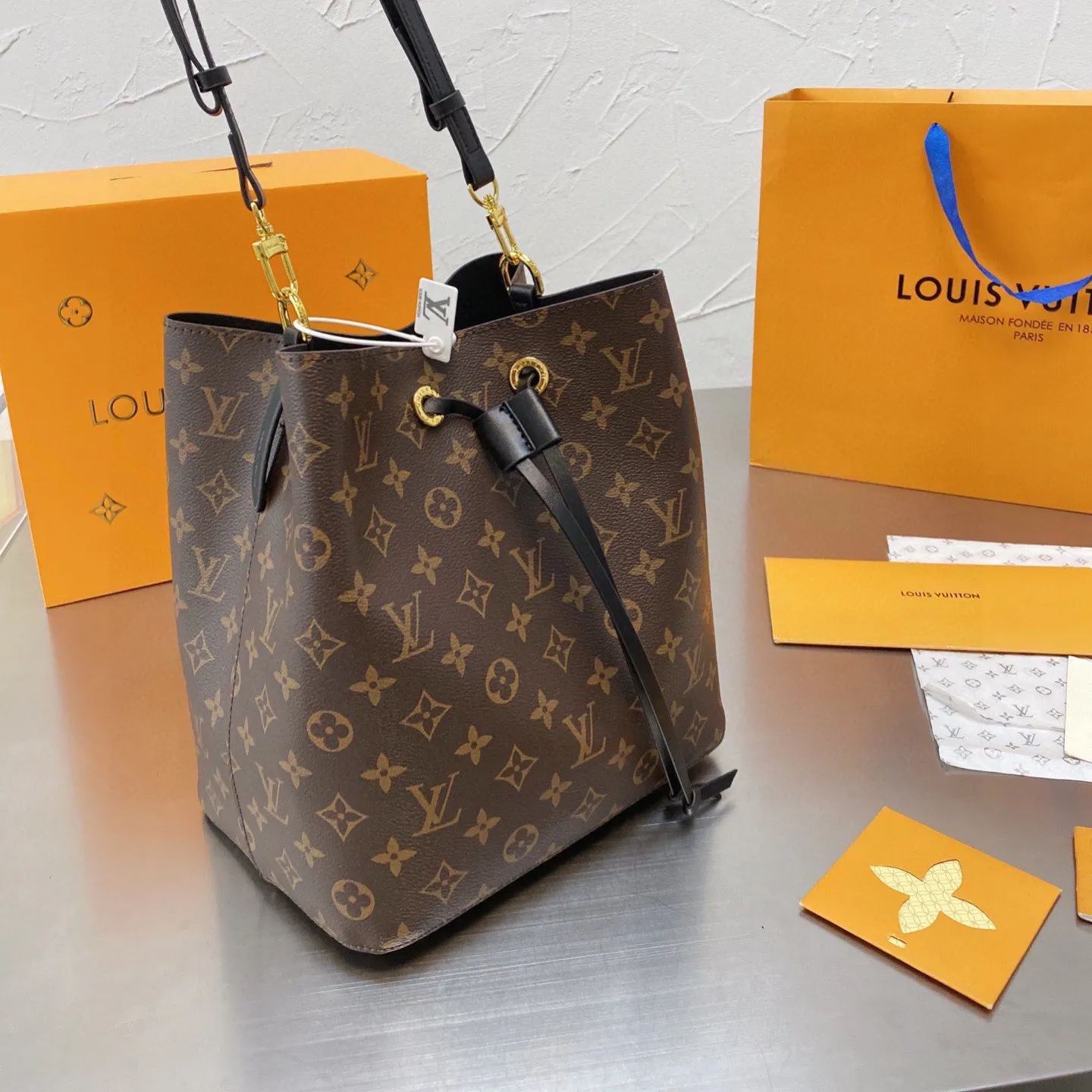 人気上昇中 Louis Vuitton  新作NEONOEひも付きバケツバッグ一肩女性用バッグ 三色