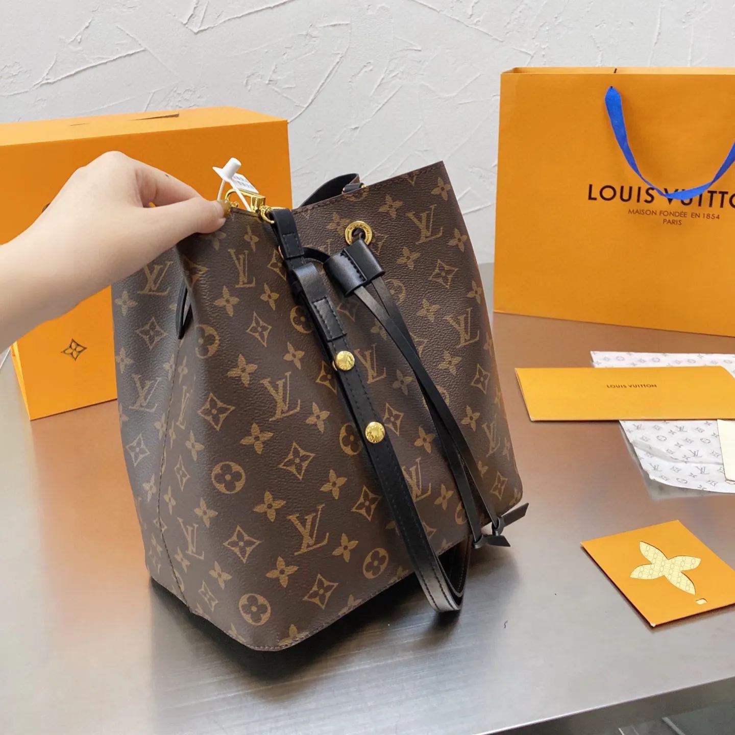 人気上昇中 Louis Vuitton  新作NEONOEひも付きバケツバッグ一肩女性用バッグ 三色