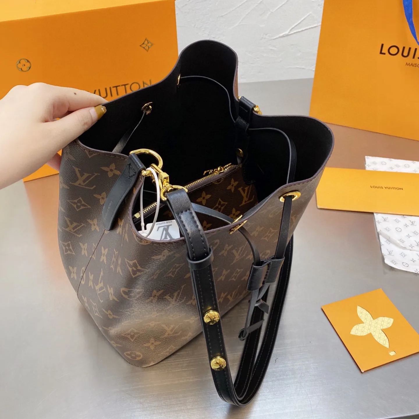 人気上昇中 Louis Vuitton  新作NEONOEひも付きバケツバッグ一肩女性用バッグ 三色