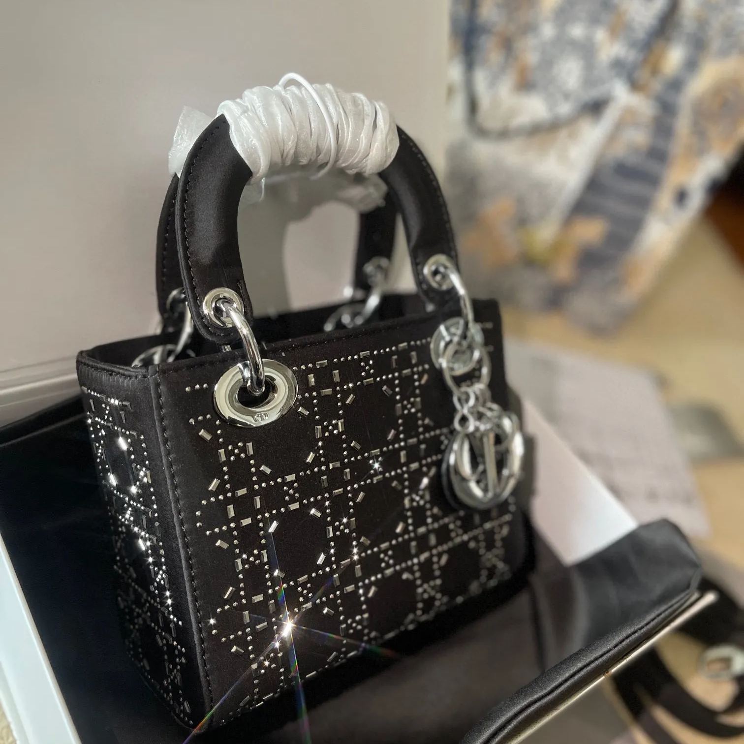 人気の新作 DIOR lady dior三格シルクダイヤモンド折りギフトボックス🎁スカーフをプレゼントします