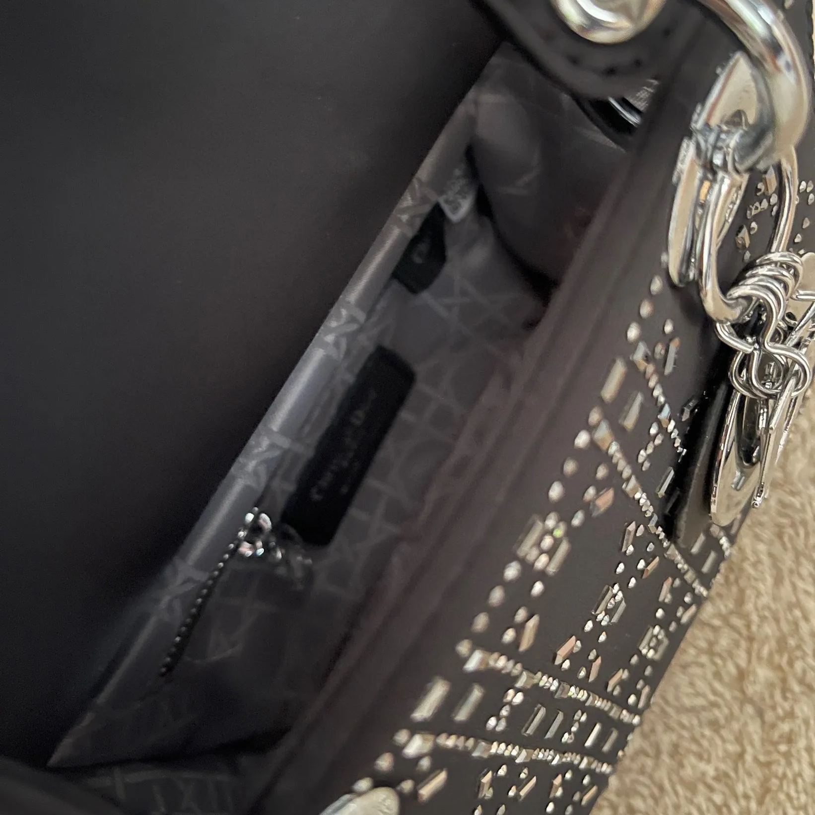 人気の新作 DIOR lady dior三格シルクダイヤモンド折りギフトボックス🎁スカーフをプレゼントします