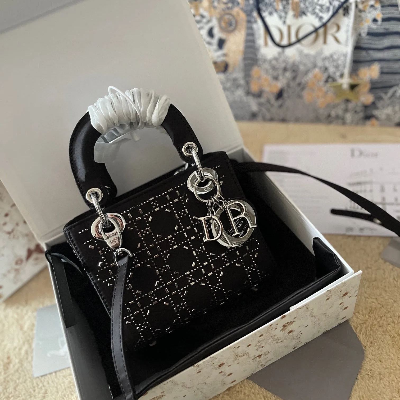 人気の新作 DIOR lady dior三格シルクダイヤモンド折りギフトボックス🎁スカーフをプレゼントします
