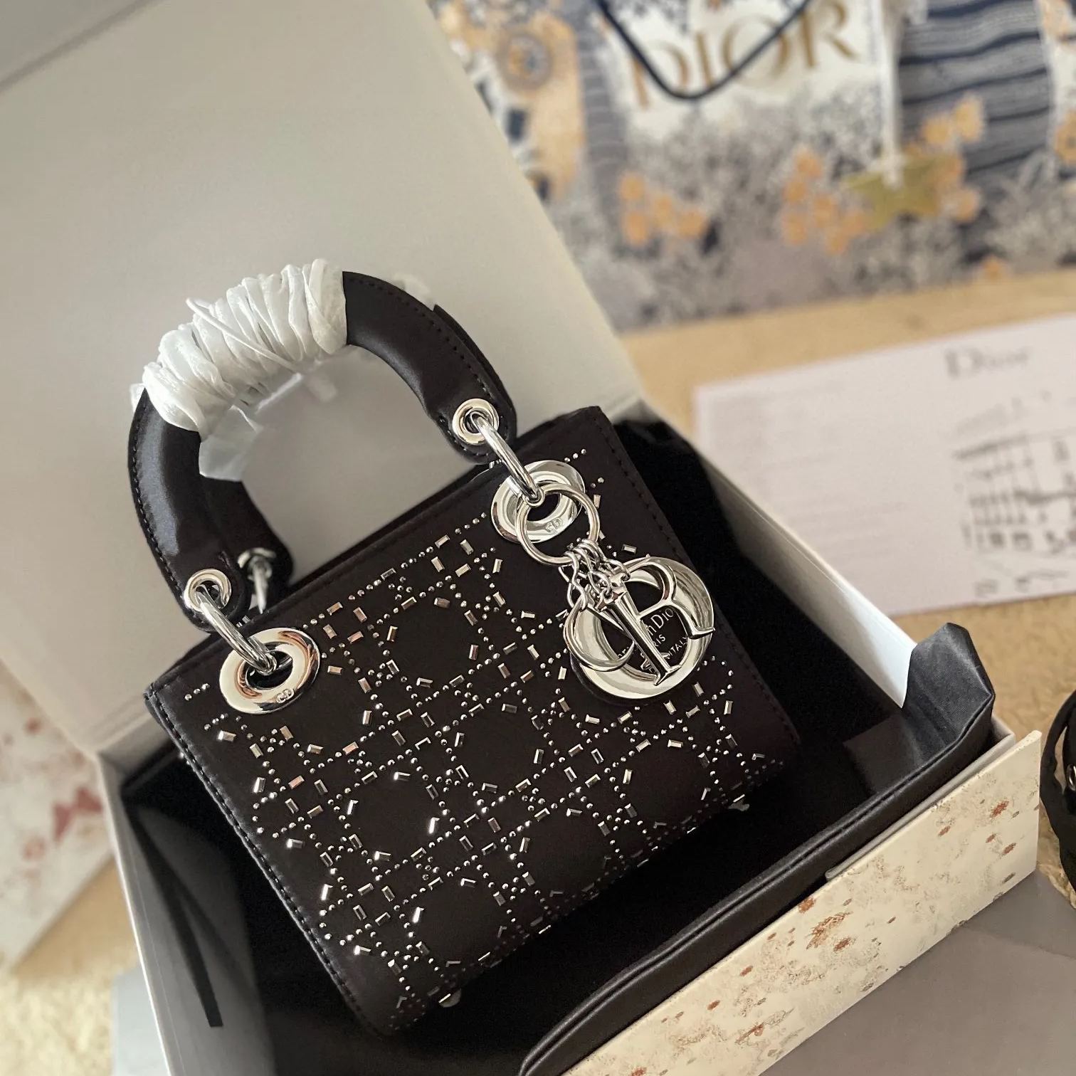 人気の新作 DIOR lady dior三格シルクダイヤモンド折りギフトボックス🎁スカーフをプレゼントします