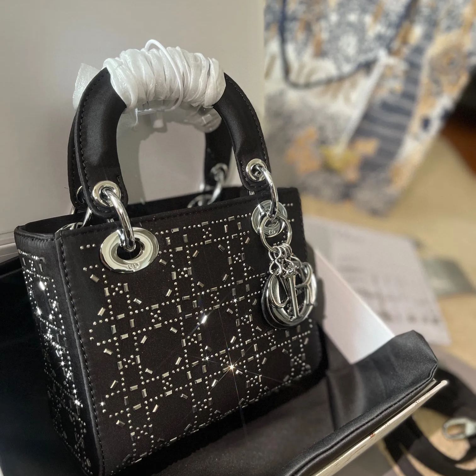 人気の新作 DIOR lady dior三格シルクダイヤモンド折りギフトボックス🎁スカーフをプレゼントします