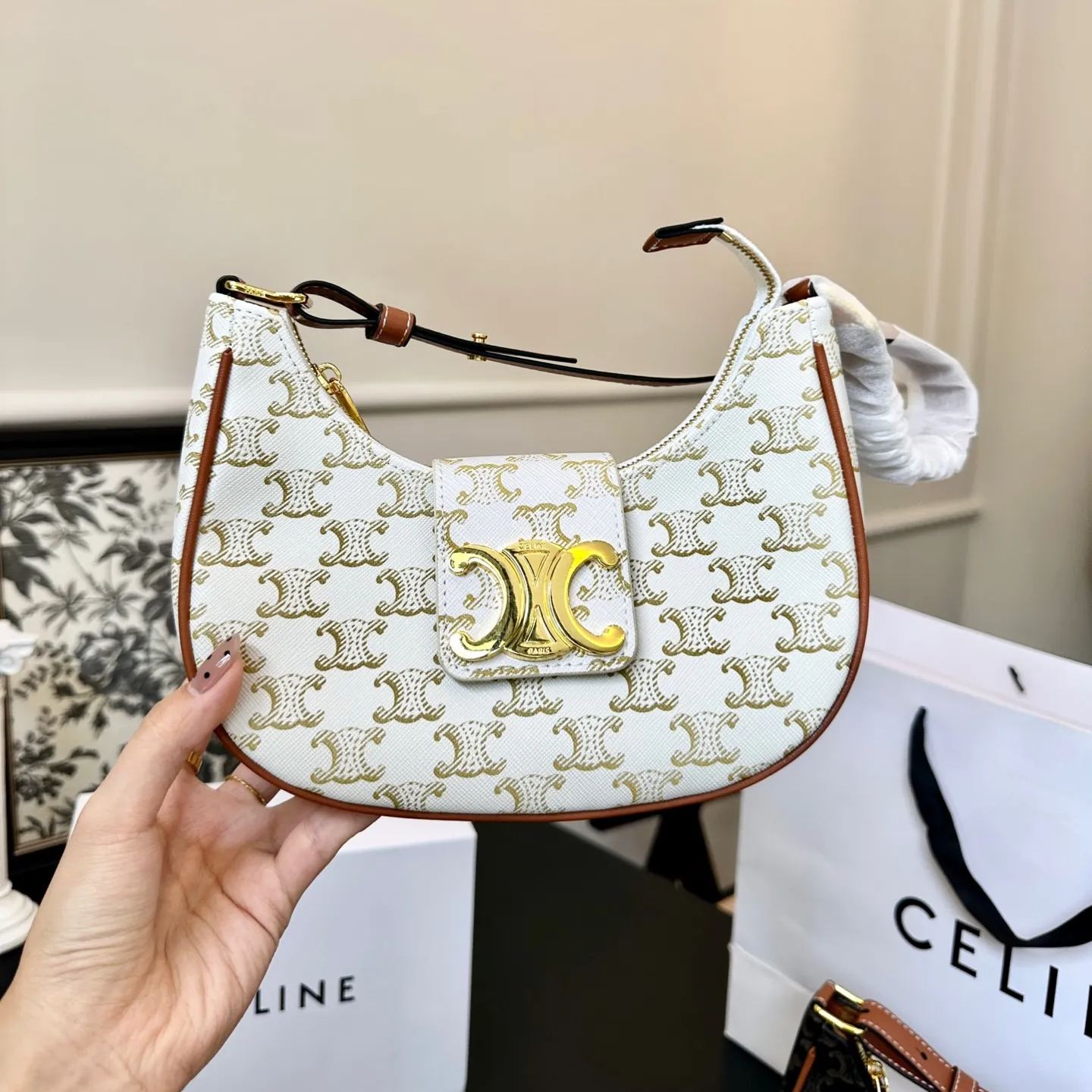 すぐ届く【CELINE】セリーヌ AVA トリオンフ キャンバス