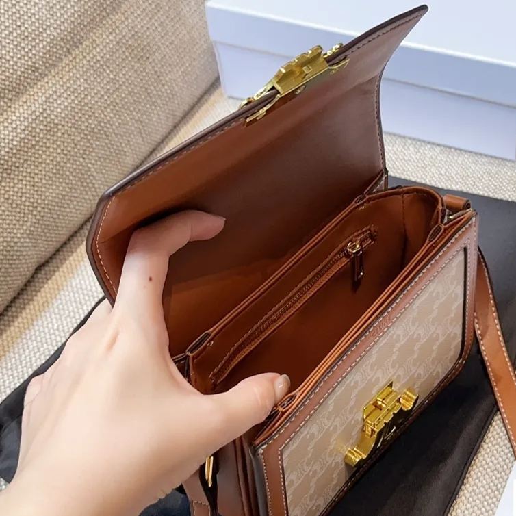 CELINE 【入手困難】 Triomphe  【本物保証】