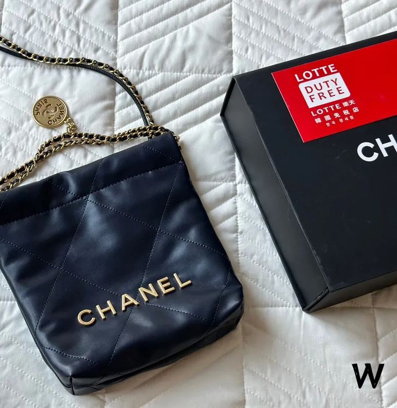 CHANEL 23 MINI HANDBAG シャネル　ミニ　バッグ　大人気商品