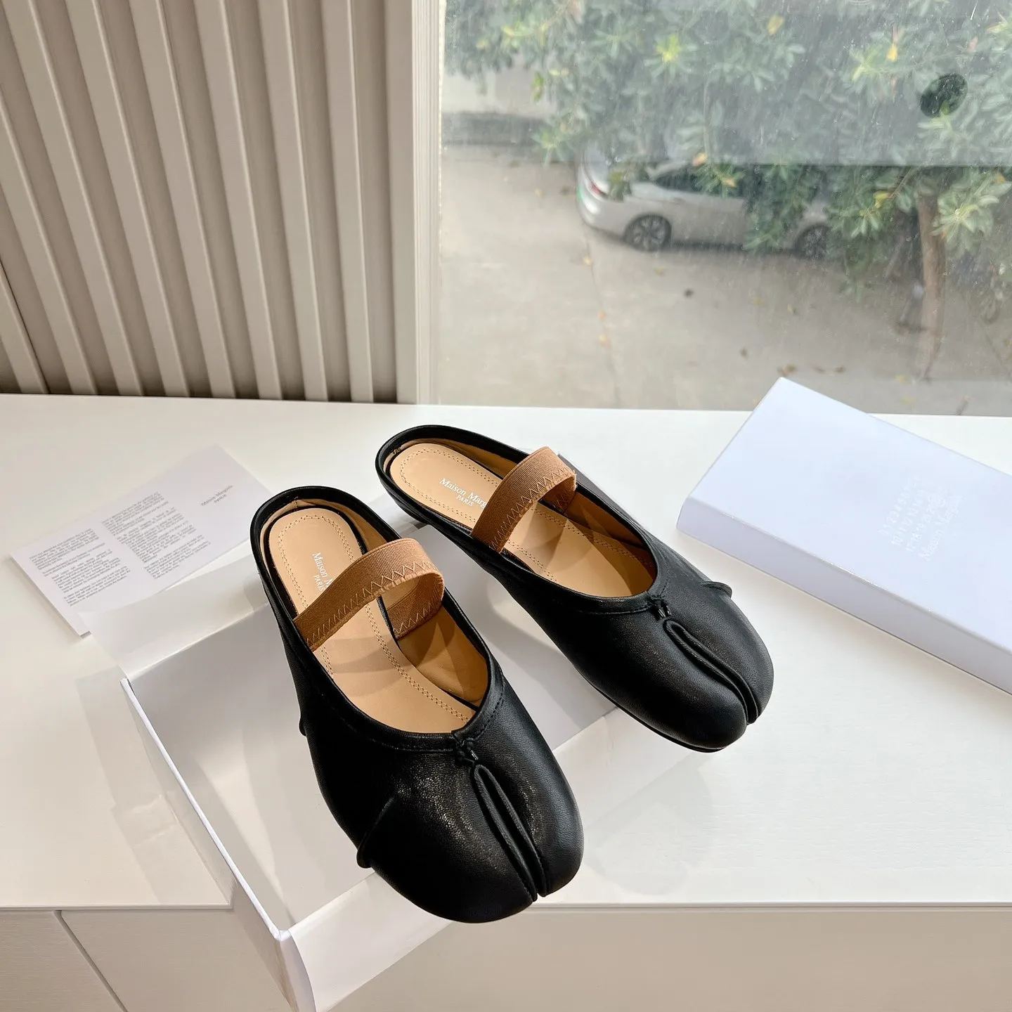 Maison Margiela Tabi バレエシューズTABI Tabi ぺたんこローヒールパンプスクラシックレザー本革イタリア製[送料無料] [海外通販] [正規品]