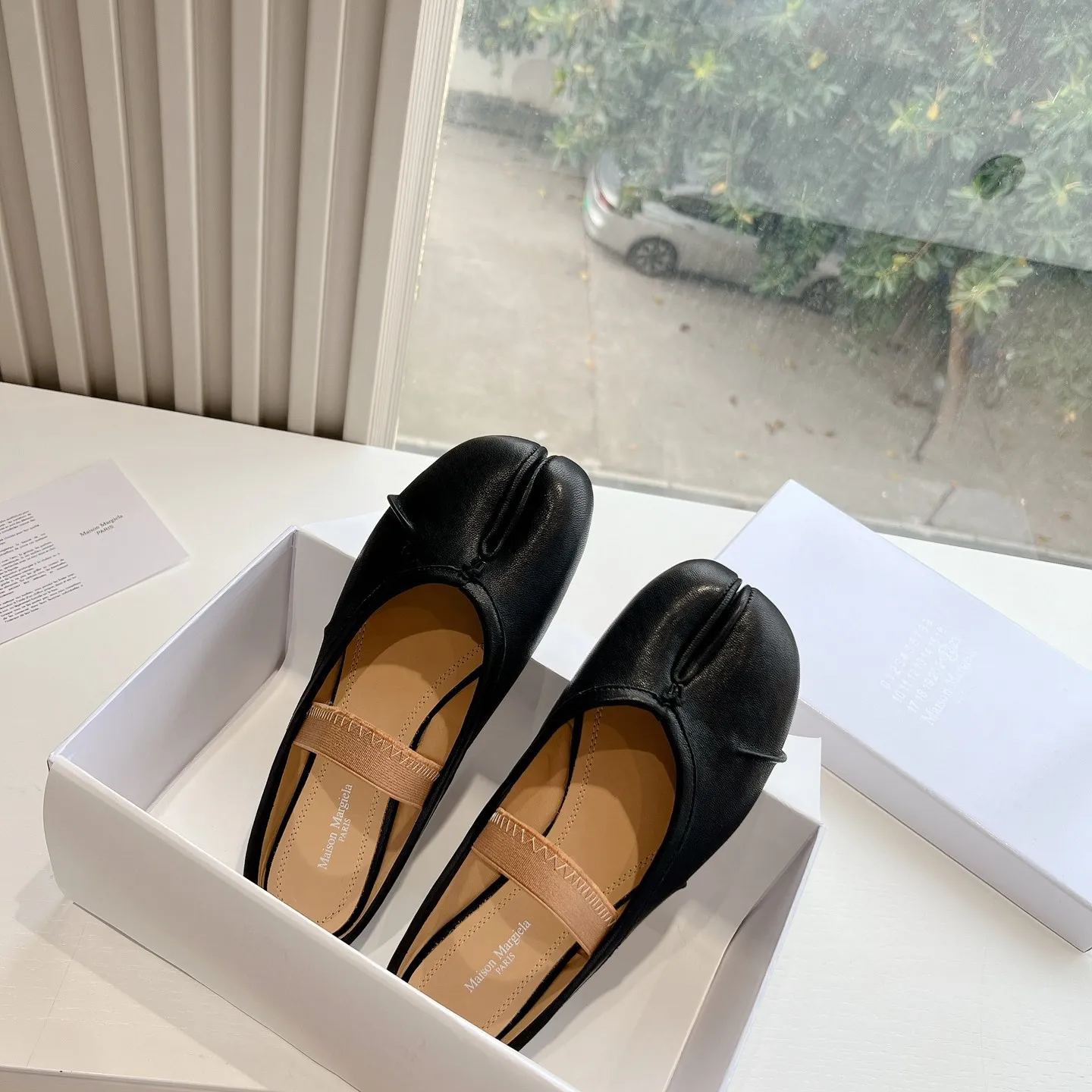 Maison Margiela Tabi バレエシューズTABI Tabi ぺたんこローヒールパンプスクラシックレザー本革イタリア製[送料無料] [海外通販] [正規品]