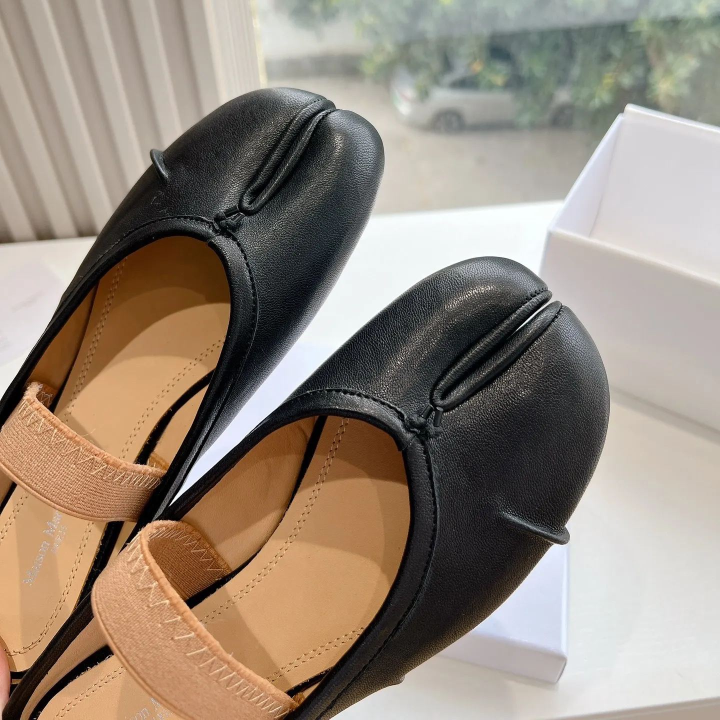 Maison Margiela Tabi バレエシューズTABI Tabi ぺたんこローヒールパンプスクラシックレザー本革イタリア製[送料無料] [海外通販] [正規品]