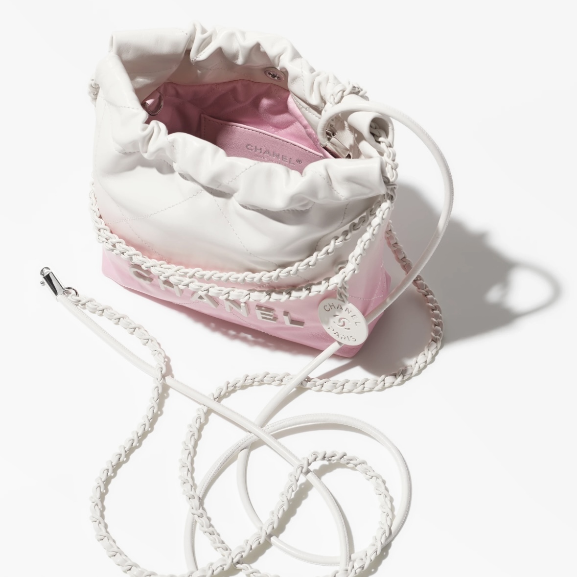 グラデーションがかわいい【シャネル・CHANEL】22ハンドバッグ