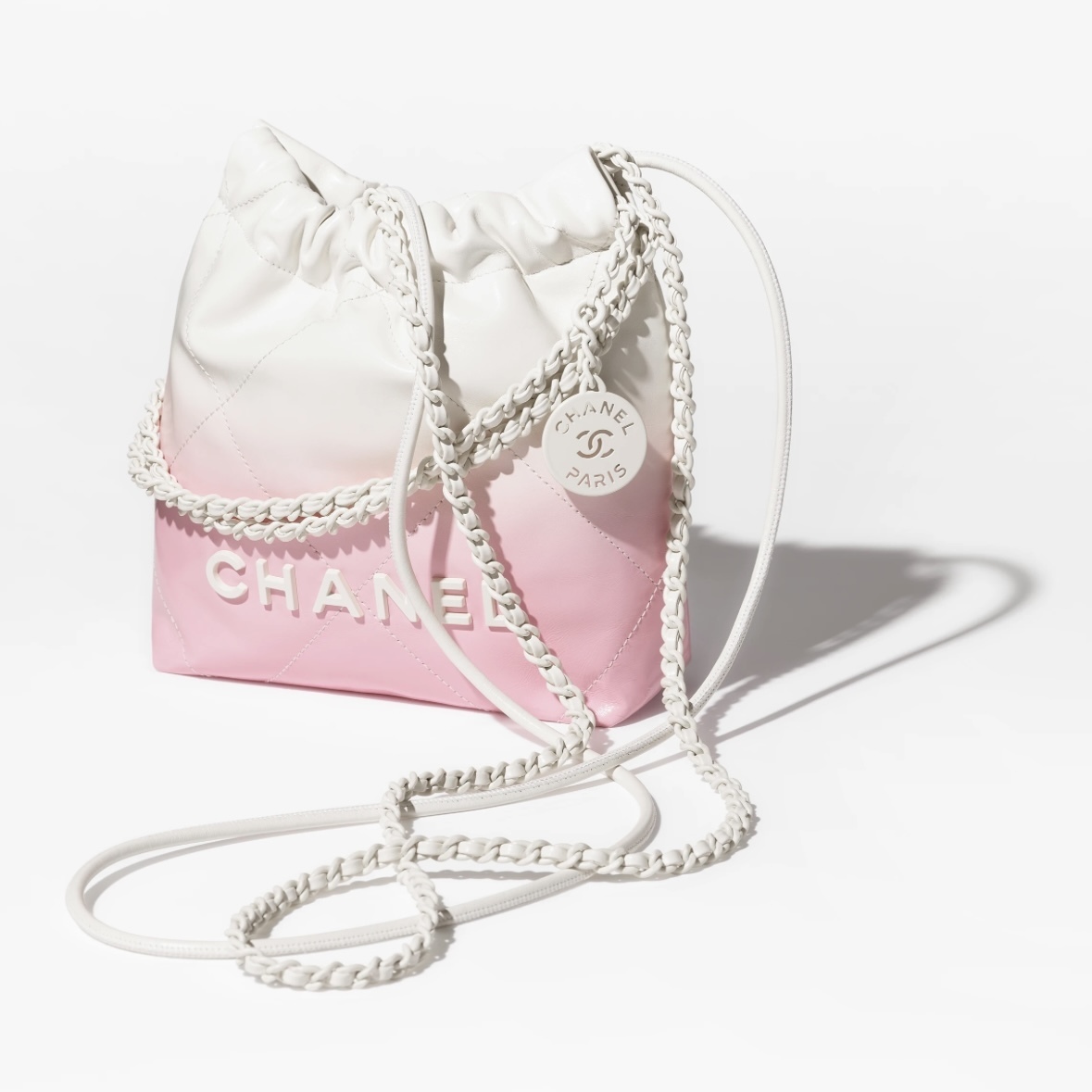 グラデーションがかわいい【シャネル・CHANEL】22ハンドバッグ