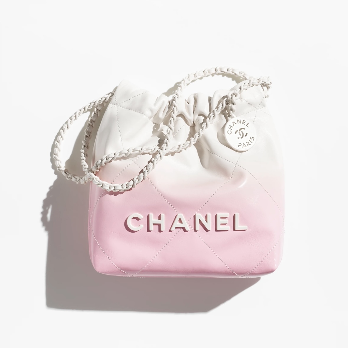 グラデーションがかわいい【シャネル・CHANEL】22ハンドバッグ