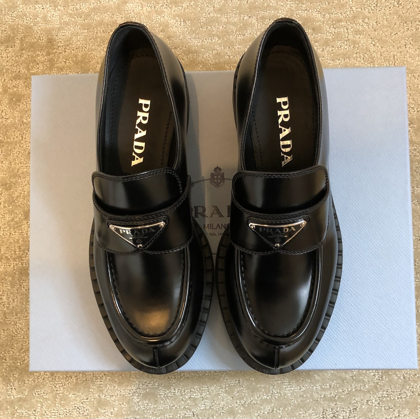 国内完売！PRADA直営店買付☆伝説的ローファー 1D246M