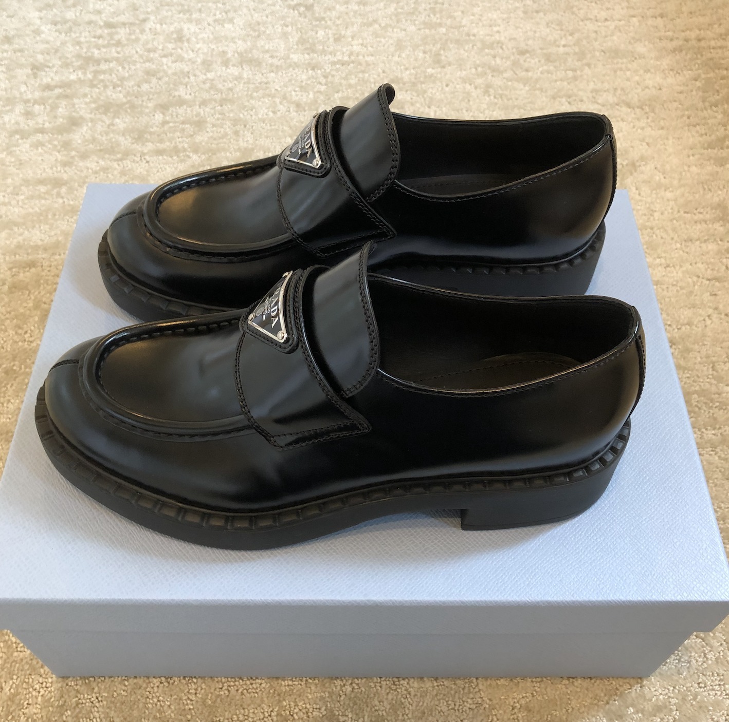 国内完売！PRADA直営店買付☆伝説的ローファー 1D246M