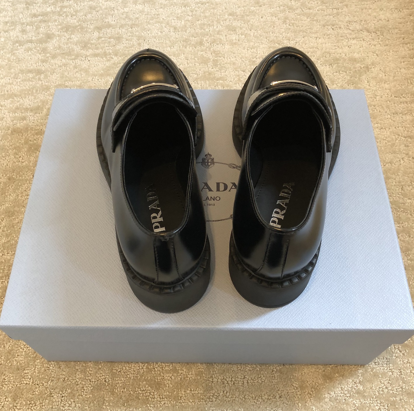 国内完売！PRADA直営店買付☆伝説的ローファー 1D246M