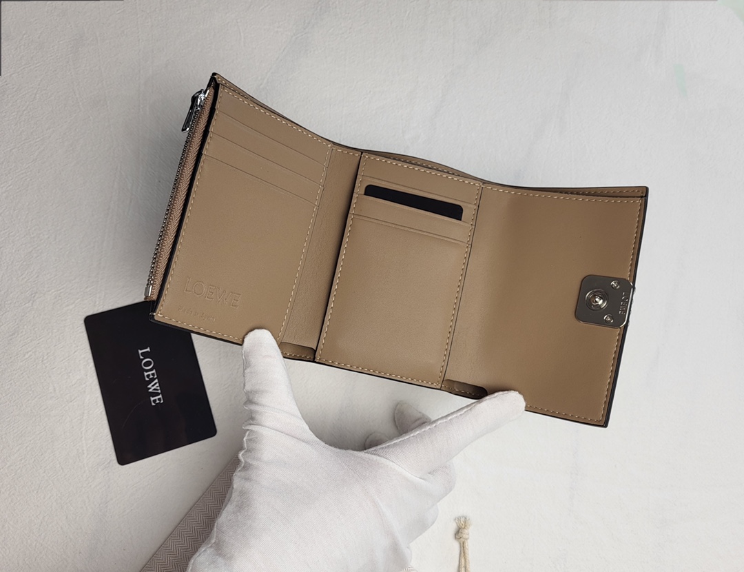 即納！ LOEWE アナグラム バーティカル ウォレット