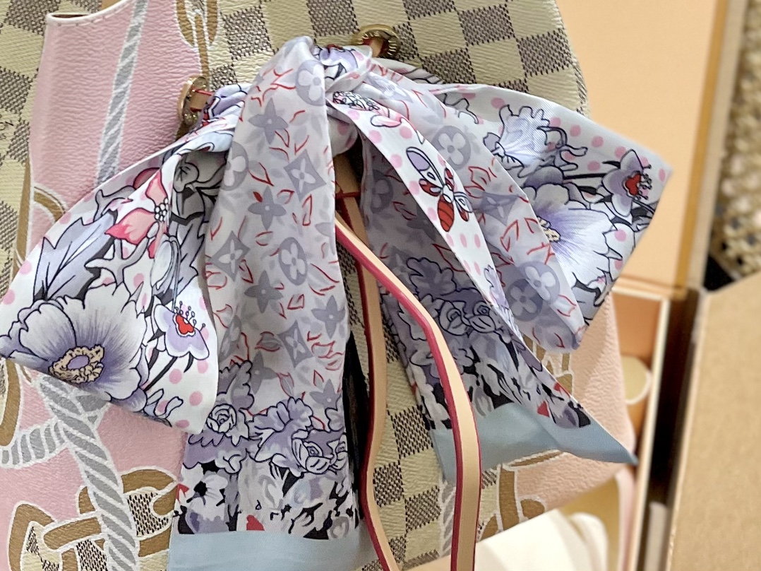 LOUIS VUITTON 限定ホワイトチェッカー盤格NEONOE シャンパン桶折畳みギフトボックススカーフをプレゼントします