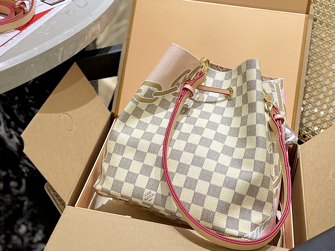 LOUIS VUITTON 限定ホワイトチェッカー盤格NEONOE シャンパン桶折畳みギフトボックススカーフをプレゼントします
