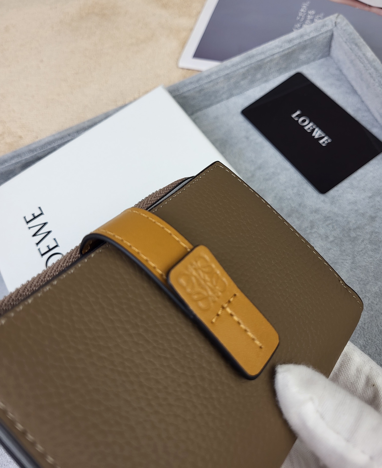 【LOEWE】新作スリムジップ二つ折り財布 Slim Zip Bifold Wallet
