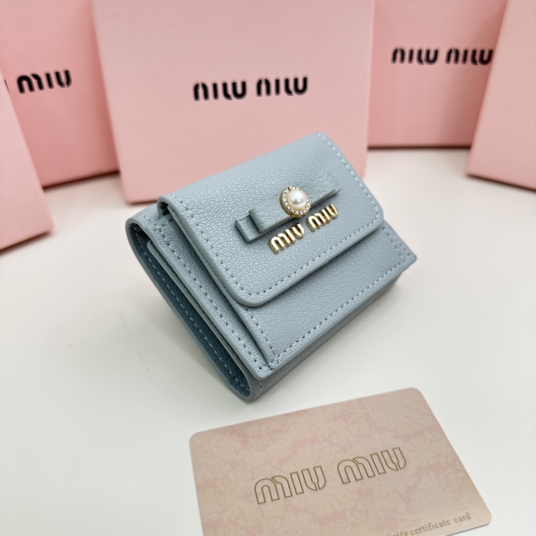 【国内即発】MIUMIU 三つ折り財布  人気上昇中