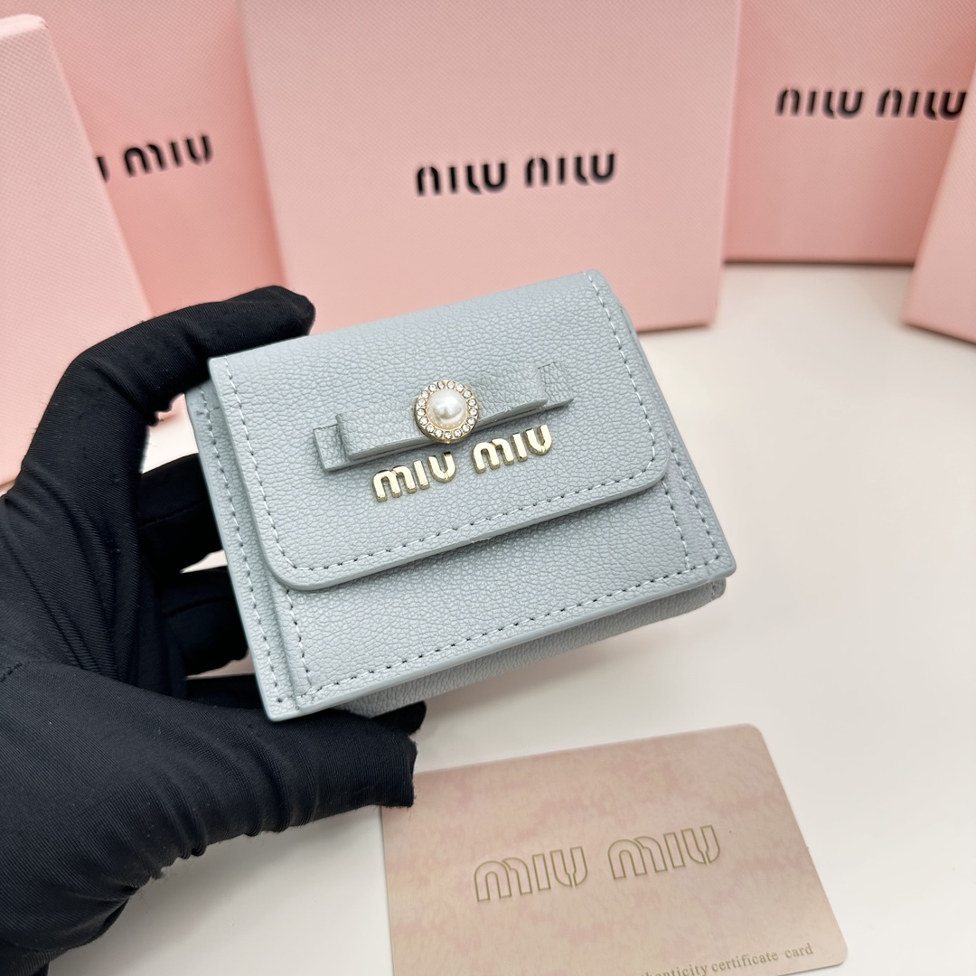【国内即発】MIUMIU 三つ折り財布  人気上昇中