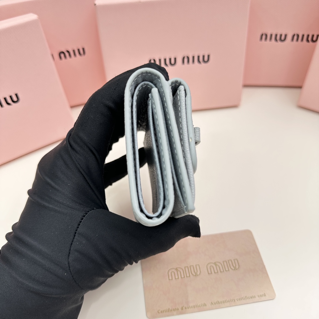 【国内即発】MIUMIU 三つ折り財布  人気上昇中