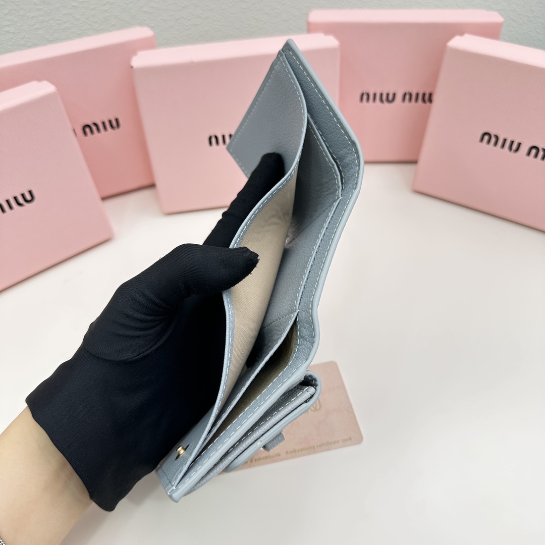 【国内即発】MIUMIU 三つ折り財布  人気上昇中