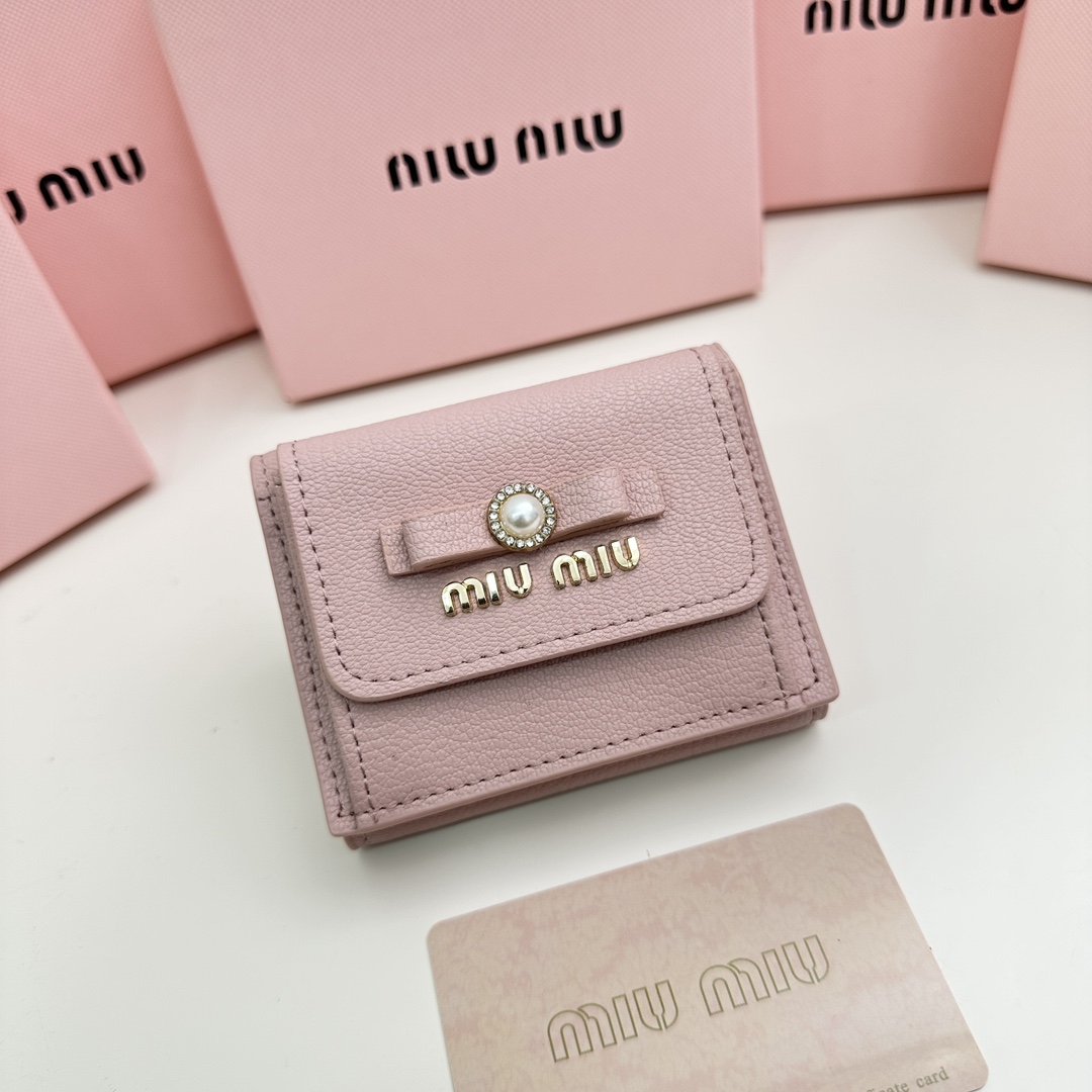 人気上昇中！！【国内即発】MIUMIU 三つ折り財布
