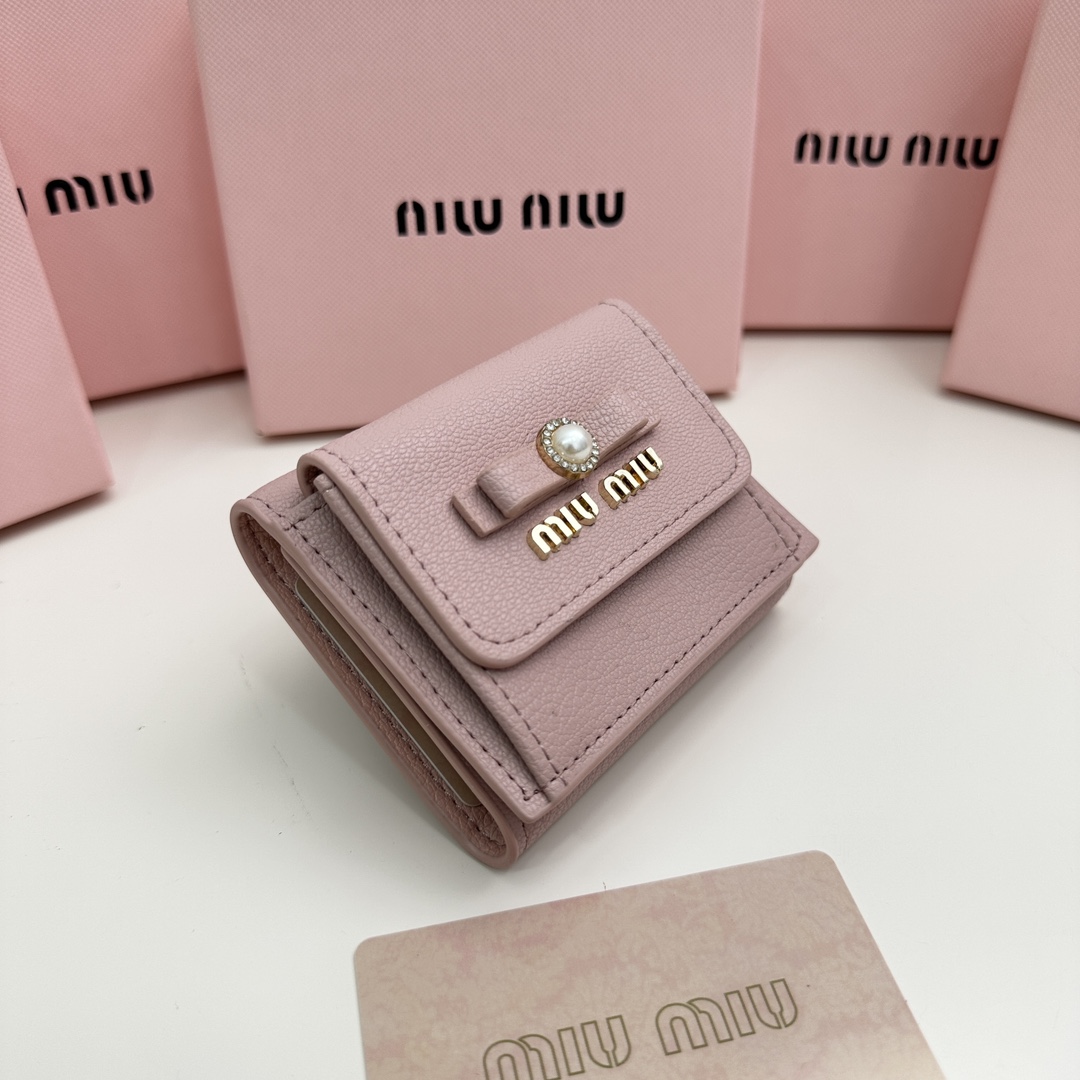 人気上昇中！！【国内即発】MIUMIU 三つ折り財布