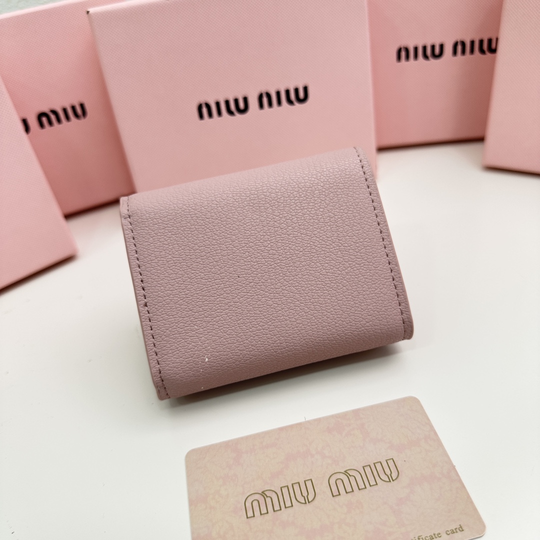 人気上昇中！！【国内即発】MIUMIU 三つ折り財布