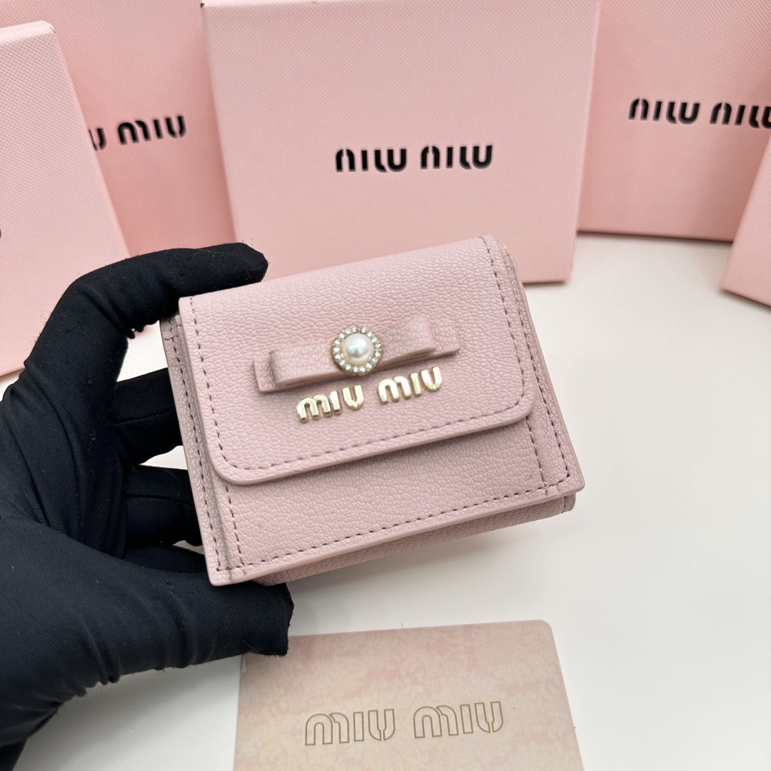 人気上昇中！！【国内即発】MIUMIU 三つ折り財布